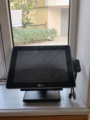 Автосервисное оборудование: Bu, qara rəngdə və minimalistik dizaynlı NCR satış terminalıdır. Cihaz
