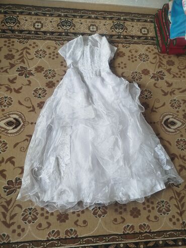 Свадебные платья: Продаю свадебное платье 42-44 размера, находится в сокулуке Гавриловка