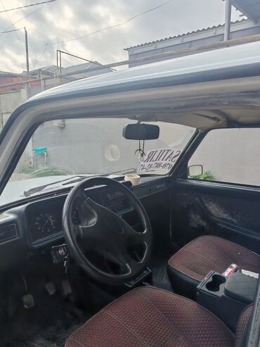 VAZ (LADA): VAZ 2107, ağ rəng, sedan kuzov. Xüsusiyyətlər: - Klassik “07” — 10