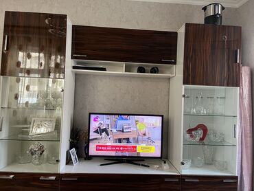 TV altlığı: Qonag otagi mebel. Hec bir problemi yoxdur