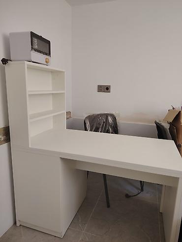 ofis ləvazimatı: Ağ rəngli L formalı iş masası və rəf modulu Təzədir. İsdifadə — 2