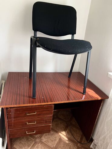 столы и стулья для офиса цена: Компьютерный Стол, цвет - Коричневый, Б/у