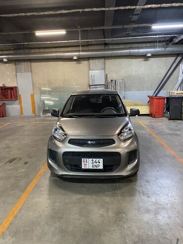 Kia: Компактный городской автомобиль Kia Morning в сером цвете. Этот