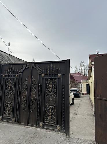 Продажа коттеджей и домов: Продаются 2 дома на одном участке Участок: 5 соток По факту — 8 — 10