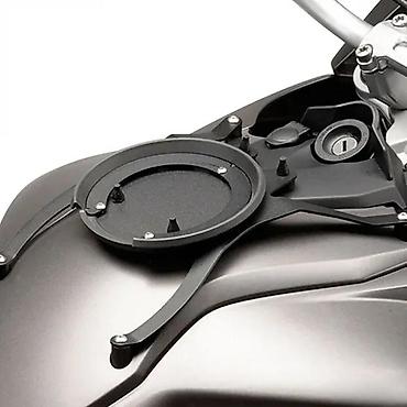 lanac za motor: Metalni prsten za montažu torbe na rezervoar motocikla. Dizajniran je — 1