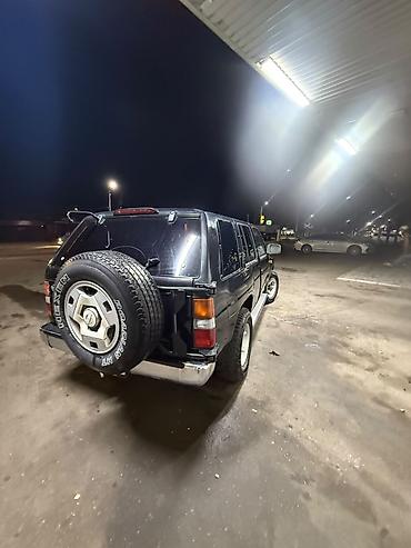 крыло на ниву: Nissan Terrano: 1993 г., 2.7 л, Автомат, Дизель, Внедорожник — 8