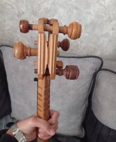 Tar: Tar — ənənəvi Azərbaycan simli musiqi aləti. Xüsusiyyətlər: - Korpus — 9