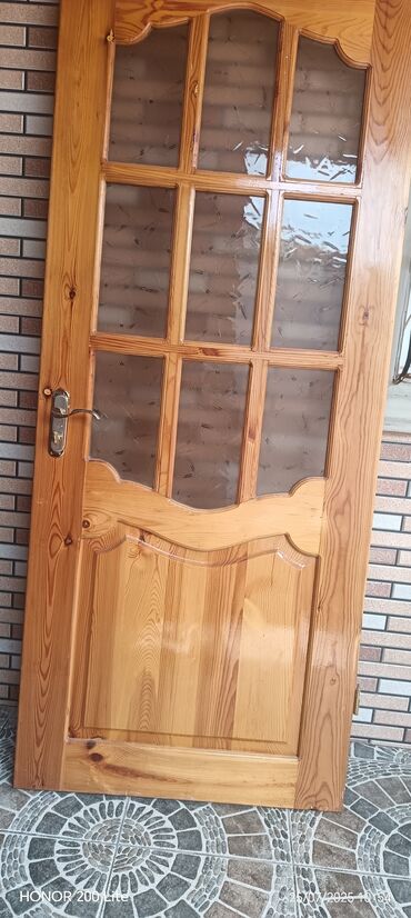 бу железные двери: Şüşəli taxta qapı ev, ofis və ya digər otaqlar üçün uyğundur. Qapı