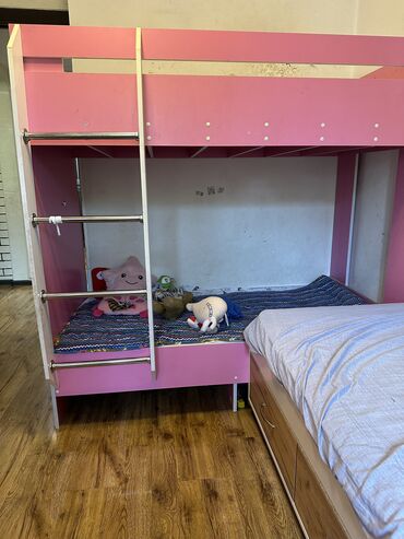 металические кровати: Детский гарнитур, цвет - Розовый, Б/у