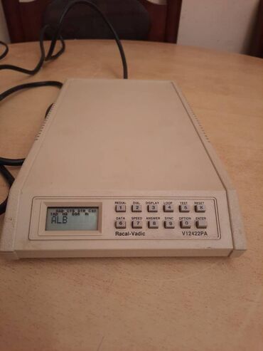 Druga oprema za računare i laptopove: Stari retro modem i adapter za kompjuter.

Nepoznato stanje — 3