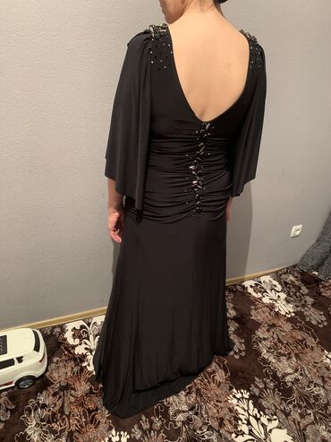 вечернее чёрное платье со шлейфом: Повседневное платье