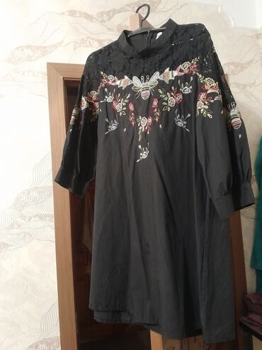 купить вечернее платье в баку: Qara rəngdə, qadın paltarı. Yuxarı hissəsi delikli ağ-qara