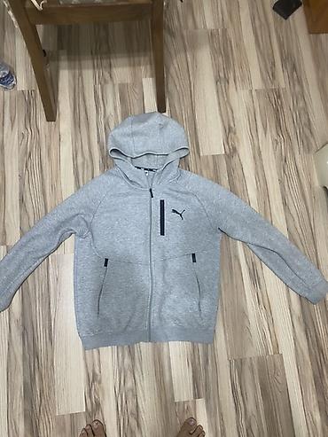 Серая худи PUMA на молнии с капюшоном - Цвет: светло‑серый меланж - at lalafo.kg Серая худи PUMA на молнии с капюшоном - Цвет: светло‑серый меланж -