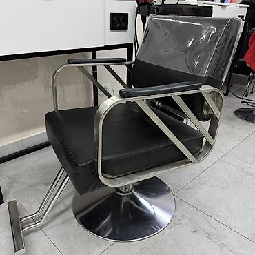 Продаю кресла парикмахерсие 2шт по 12500, табуретка на колесах 3000 at lalafo.kg Продаю кресла парикмахерсие 2шт по 12500, табуретка на колесах 3000