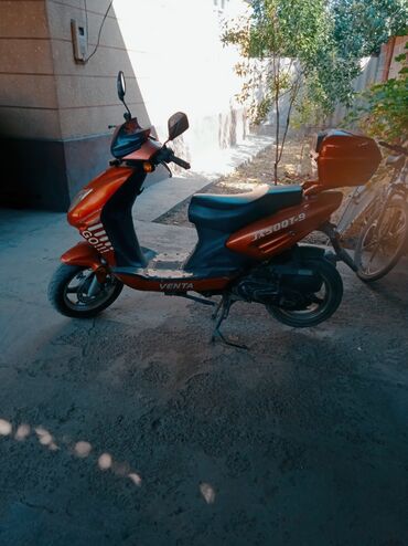 электронный мопед цена: Скутер Venta J500T-9 с ярким дизайном. Оснащен вместительным задним