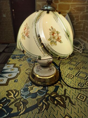 Stol lampaları: Lampa satılır. İşığı yanır. Qırığı yoxdu. Ünvan Hövsan