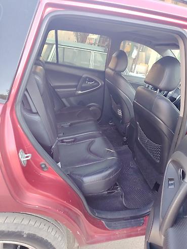 rav 4: Toyota RAV4 – qırmızı gövdə rəngi, arxa qapıda ehtiyat təkər örtüyü — 2