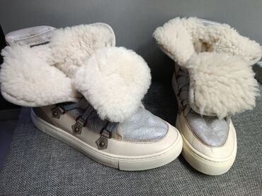 Кроссовки и спортивная обувь: Ботинки женские зимние. Очень теплые. Размер - 38. Материал - кожа