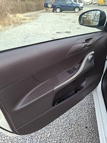 Toyota: Toyota iQ: 2009 г., 1.4 л, Механика, Бензин, Хэтчбэк — 8