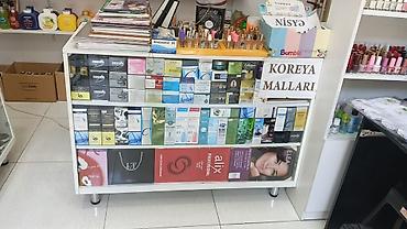 qadın kurtkalari: Vitrinlər-5 əd., polkalar 7 sıra şkaflar, pufikler, divar — 4