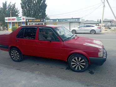 женил жук ташуучу унаа: Красный седан Volkswagen Jetta с четырьмя дверями, оснащенный черными