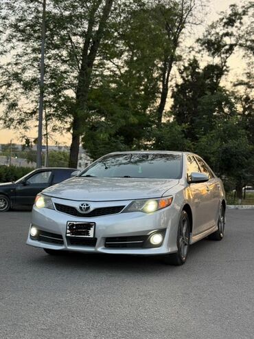тайата камри: Toyota Camry серебристого цвета. Автомобиль имеет автоматическую