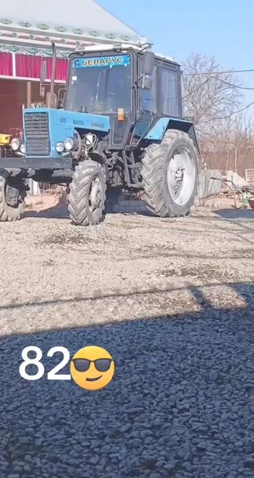 traktor qosqusu: Mavi rəngli, iri təkərli Belarus MTZ-82 traktor təklif olunur. Bu
