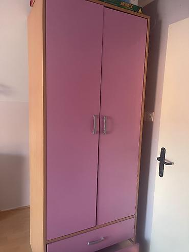 mojca dvosed simpo: Dvoslojni garderober sa dvokrilnim vratima u rozoj boji, idealan za — 1