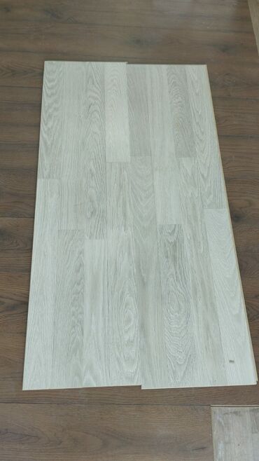 ламинат цена: Açıq palıd rəngində döşəmə laminatı paneli - Material: laminat taxta