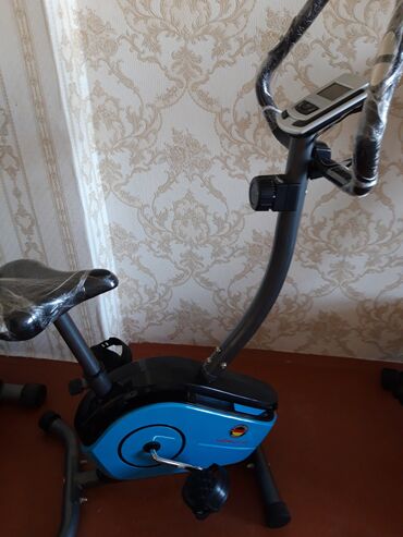 Samokatlar: Mavi və qara rəngli, pedals, oturacaq və sükanla təchiz olunmuş məşq