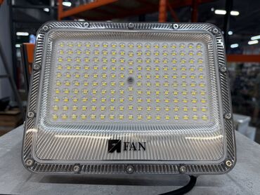 фасад панель: Светодиодный прожектор от FAN, оснащенный множеством светодиодных