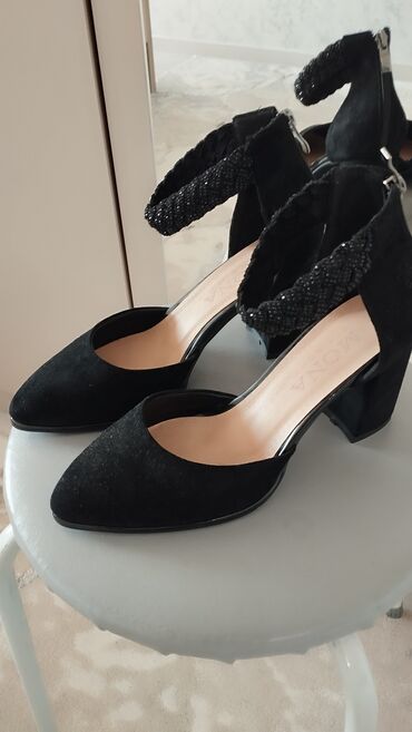 продаю женскую обувь: Туфли замшевые новые 
39 размер 
высота каблука 8см