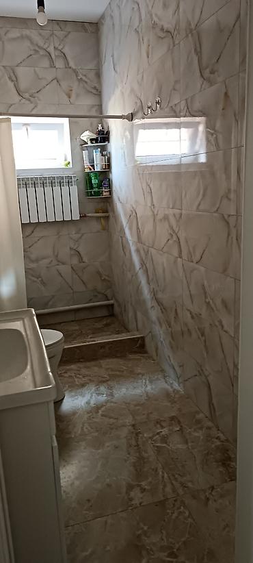 Продажа коттеджей и домов: Продаётся жилой дом с участком 4 соток. Находится в Ак Ордо 3, близко — 11