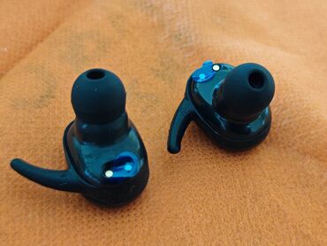 Slušalice: Prodajem bežičnie Bluetooth slušalice sa kućištima. 1) Bela TWS — 6