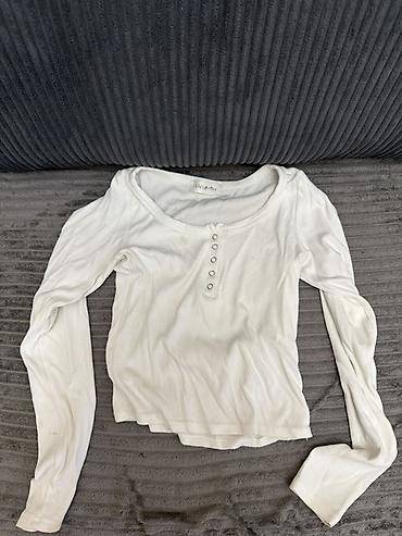 sweatshirt azerbaycan dilinde: Geyimler her biri 3,5,10 azn satilir — 3
