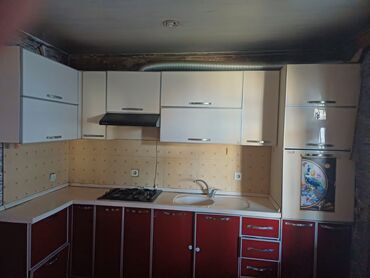kuxnya studio: Mətbəx mebeli 250 manat. Üstündə heçnə verilmir. Ölçü bilinmir dəqiq