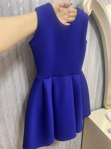 Dəstlər, kostyumlar: Qadın geyimləri dəsti – 4 ədəd 1) Tünd lacivərt rəngdə iki parçalı — 4