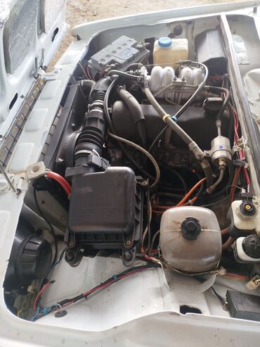 VAZ (LADA): VAZ 2107 sedan, ağ rəng. Klassik kuzov dizaynı, xrom ön barmaqlıq və — 9