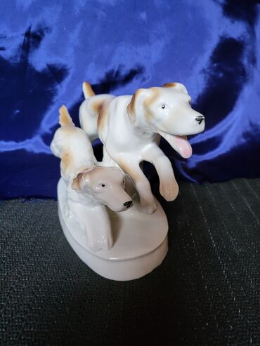 Staro posuđe i escajg: Figura nova pasa 7.god.Lippelsdorf Nemacka. Porcelanska figura — 9