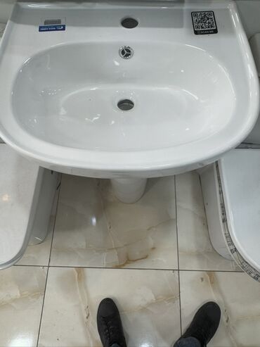бу пластиковые двери: Oval formalı, ağ rəngli keramika lavabo. Tək kran dəliyi və daşqın