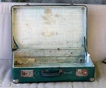 Putni koferi i torbe: Stari, predratni putni zeleni kofer SA KLJUČEM. Stari kofer SA KLJUČEM — 4
