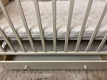 Mebel: Uşaq beşiyi – krem rəngdə, taxta konstruksiyalı Xüsusiyyətlər: - — 3