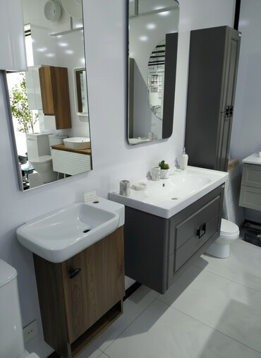 кафель для ванной: Ağ rəngli keramika lavabo və boz rəngli şkafdan ibarət hamam mebeli