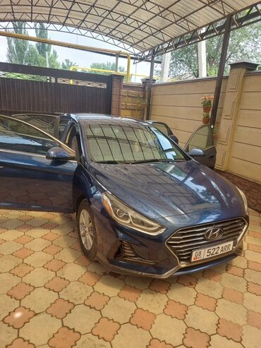 купить машину шевроле: Hyundai Sonata синего цвета. Автомобиль имеет элегантный дизайн и