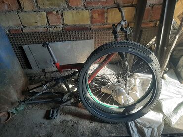 продаю в связи с переездом: Велосипед с прочной рамой и двумя колесами, оснащенными шинами с