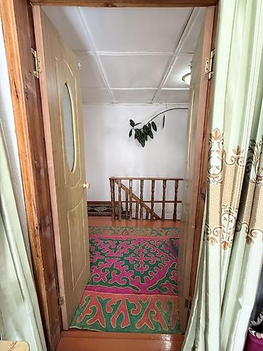 Продажа коттеджей и домов: Двухэтажный дом с двором и хозяйственными постройками, 13 соток село — 12