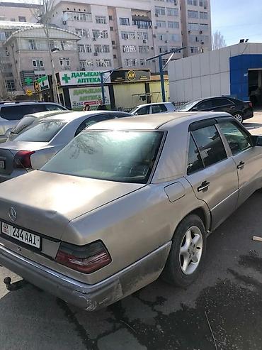 Mercedes-Benz: Седан Mercedes-Benz с кузовом E-класса (W124) бежевого цвета — 10