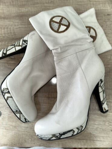 обувь женская 38: Сапоги, 38, цвет - Белый