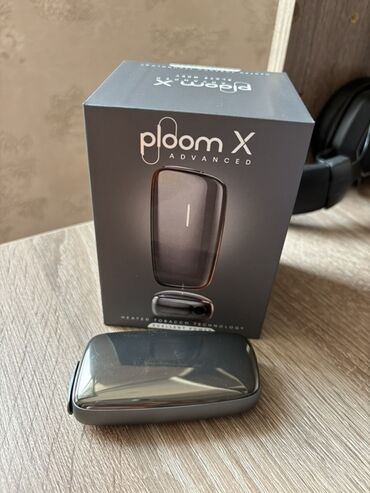 boz rəngli kişi gödəkçəsi: Slate gray rəngdə, yığcam dizaynlı PlOOM X qızdırıcı cihazı. Cihazın