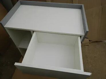 Komode: Pult 12 Materijal i Dekor: Izrađuje se od univera debljine 18mm u — 11